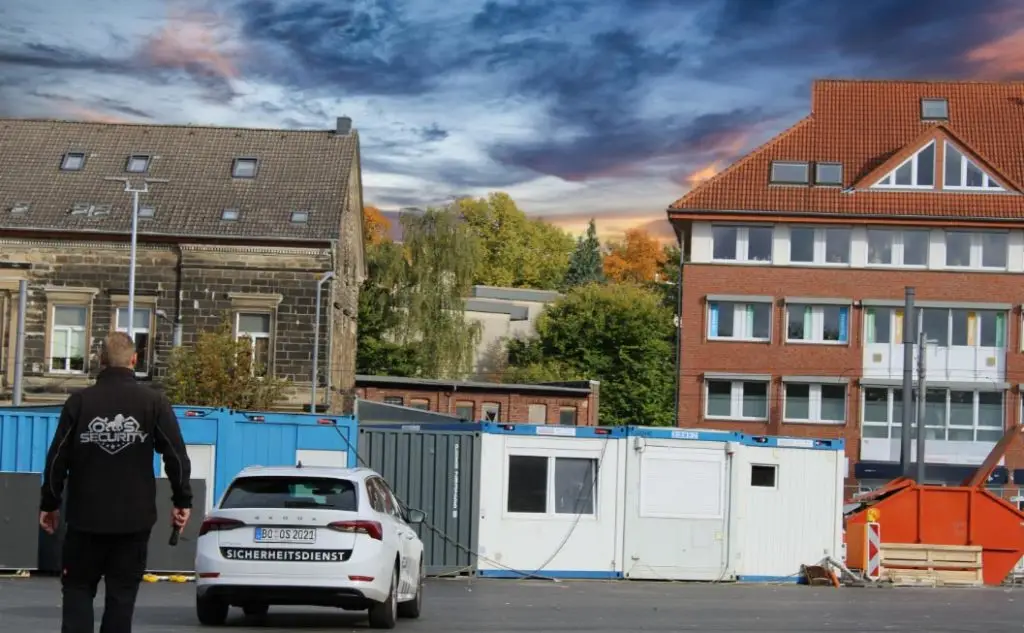 Sicherheitsmitarbeiter am Dienstfahrzeug bei einer kommunalen Einrichtung